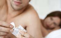 Quanto mais bela a mulher, menos os homens usam camisinha, aponta estudo