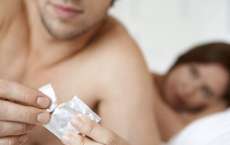 Quanto mais bela a mulher, menos os homens usam camisinha, aponta estudo