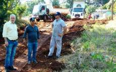 Guarania&ccedil;u - Prefeito acompanha trabalho de melhoria na rua de acesso ao Cemit&eacute;rio do Mato Queimado