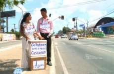 Casal vestido de noivo vende &aacute;gua em sem&aacute;foro para bancar casamento