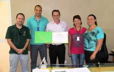 Rio Bonito - Prefeito recebe diploma de M&eacute;rito Comunit&aacute;rio por participa&ccedil;&atilde;o no "Dia do Desafio"