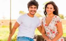 Bruna Marquezine e Guilherme Leicam s&atilde;o vistos em clima &iacute;ntimo em show