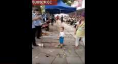Garotinho corajoso surpreende ao defender av&oacute; de guardas; assista