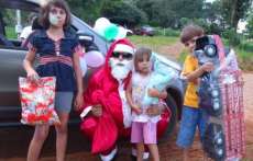 Goioxim - Papai Noel da ACEG levou presentes para as crian&ccedil;as