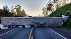 Carreta tomba e causa interdi&ccedil;&atilde;o total de trecho da BR-290 no Rio Grande do Sul