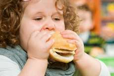 Dia das crian&ccedil;as faz especialistas alertarem sobre os riscos da obesidade infantil