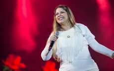 Mar&iacute;lia Mendon&ccedil;a &eacute; pedida em casamento em plena noite de Natal