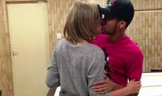 Neymar posta foto beijando "loira" e causa pol&ecirc;mica