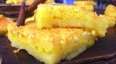 Bolo de fub&aacute; cremoso com queijadinha tem sabor em dobro!