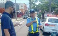 Homem amputado é multado por estacionar em vagas de deficientes
