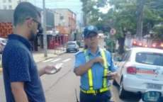 Homem amputado &eacute; multado por estacionar em vagas de deficientes