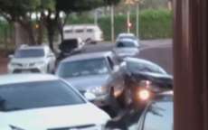 V&iacute;deo mostra motoristas batendo carros de prop&oacute;sito
