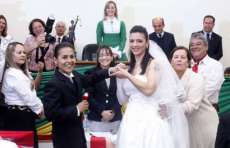 Com presen&ccedil;a de ministra, l&eacute;sbicas selam uni&atilde;o em casamento coletivo que seria dentro de CTG no RS