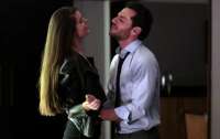 Em Verdades Secretas, Angel trai a mãe e passa a noite com Alex