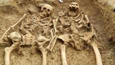 Esqueletos de m&atilde;os dadas s&atilde;o encontrados ap&oacute;s 700 anos