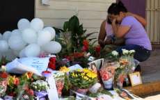 Homenagens e tristeza em frente &agrave; boate Kiss, em Santa Maria