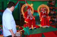 Laranjeiras - Papai e mamãe Noel receberam a chave da cidade das mãos do prefeito Berto Silva