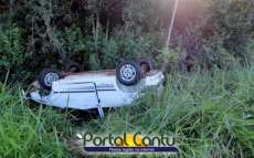 Laranjeiras - Condutor perde controle da direção e capota Uno Mile na BR 158
