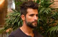 'Sol Nascente': Mario confessa paix&atilde;o por Alice e Ralf o deixa com a pulga atr&aacute;s  da orelha