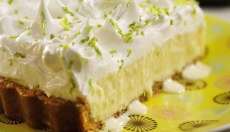 Torta de lim&atilde;o e sorvete &eacute; deliciosa e refrescante. Experimente!