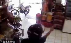 V&iacute;deo mostra assalto a m&atilde;o armada em padaria de Londrina. Veja