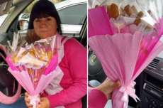 Desempregada, mulher faz sucesso vendendo buqu&ecirc; de coxinhas