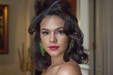 Bruna Marquezine canta em estreia de miniss&eacute;rie e internautas v&atilde;o &agrave; loucura