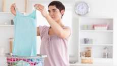 Fa&ccedil;a uma misturinha caseira para as roupas que s&oacute; podem ser lavadas a seco. Confira!
