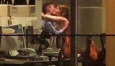 Casal esquece luz acesa e &eacute; flagrado fazendo sexo em escrit&oacute;rio; mulher descobriu trai&ccedil;&atilde;o no Facebook