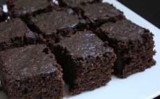 Que tal um delicioso bolo de chocolate de liquidificador. Aprenda a fazer
