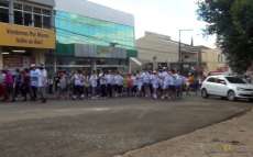 Laranjeiras - Sicredi realizou &quot;Caminhada Solidária&quot; no &quot;Dia de Cooperar&quot;. Veja vídeo