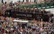 Jogadores da Alemanha brincam e puxam a festa do t&iacute;tulo com multid&atilde;o