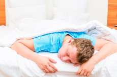 Dormir de bru&ccedil;os pode acabar com a coluna. Saiba mais!