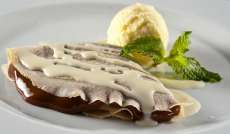 Crepe recheado com doce de leite e molho de requeij&atilde;o. Aprenda a fazer esta del&iacute;cia
