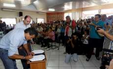 Governador na C&acirc;mara Municipal de Pinh&atilde;o em 2013