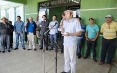 Pinh&atilde;o - Caminh&atilde;o prancha e equipamentos agr&iacute;colas s&atilde;o entregues na Prefeitura