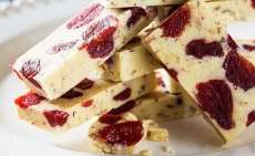 Prepare Fudge de Avel&atilde;s e Morango de micro-ondas em menos de 10 minutos