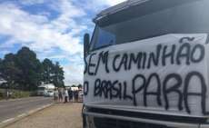 Greve dos caminhoneiros entra no 2&ordm; dia com bloqueios no Paran&aacute;