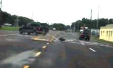 Motorista raivoso se d&aacute; mal e bomba na net. Veja o v&iacute;deo