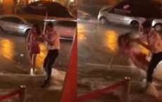 Mulher leva tombo e &eacute; arrastada por enxurrada em frente a restaurante de luxo. Veja o v&iacute;deo!