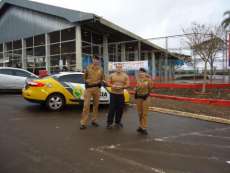 Laranjeiras - Polícia Militar distribui panfleto na Ação Maio Amarelo