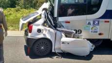 Acidente entre carro e &ocirc;nibus deixa tr&ecirc;s mortos e dois feridos na PR-412