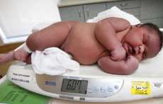De parto normal, mulher d&aacute; &agrave; luz menino de 6 kg