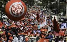 Professores estaduais fazem manifesta&ccedil;&atilde;o no Centro de Curitiba