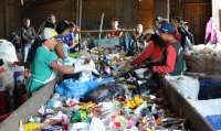 Pinh&atilde;o - Equipe de Meio Ambiente realiza triagem de materiais s&oacute;lidos e recicl&aacute;veis