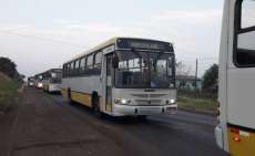 Rio Bonito - &Ocirc;nibus que ir&atilde;o compor o transporte escolar s&atilde;o recepcionados com festa