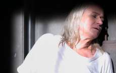 'A Lei do Amor': M&aacute;g decide tomar veneno