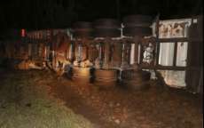 Laranjeiras - Caminhão container tomba na 277