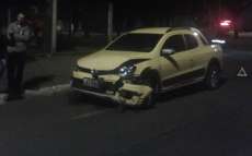 Laranjeiras - Carro fura preferencial e causa acidente na Santos Dumont