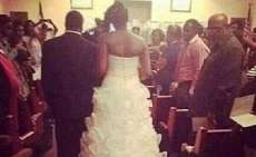 Mulher prende filha rec&eacute;m-nascida no vestido de casamento e arrasta pela igreja